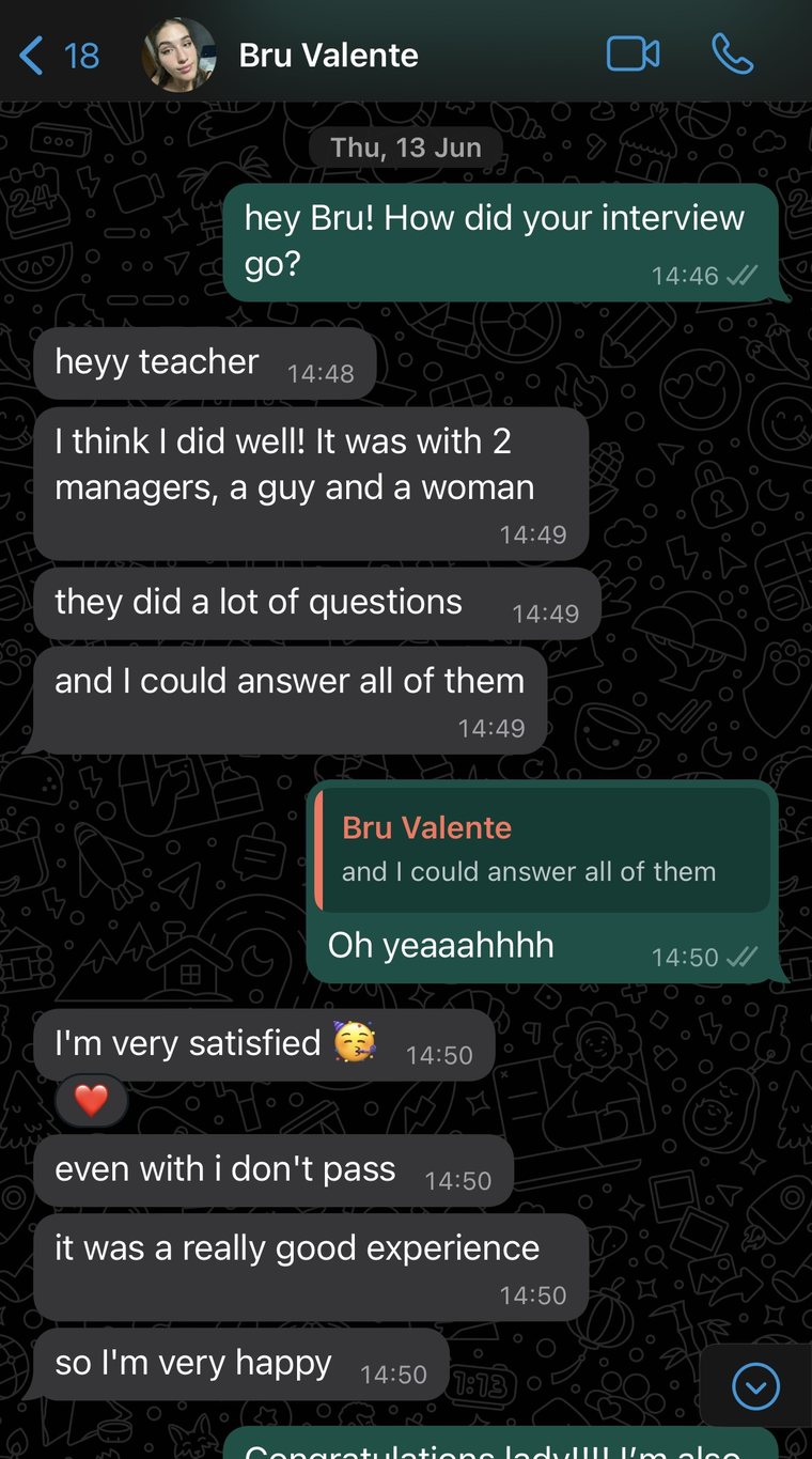 Conversa no WhatsApp: a Gabs pergunta como foi a entrevista e a Bru responde em inglês que foi bem, que eram dois gestores, que fizeram muitas perguntas e que ela conseguiu responder todas.