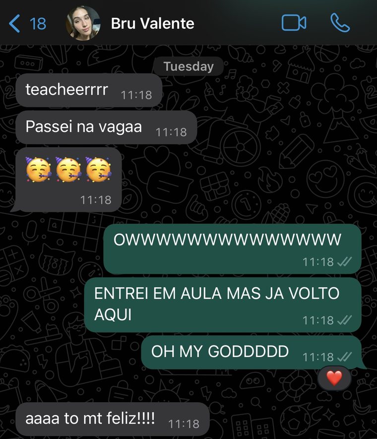 A Bru avisa que passou na vaga e comemora com a Gabs.